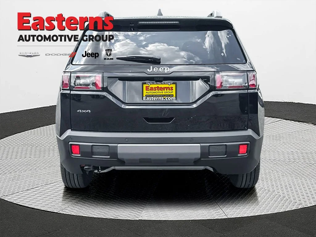 New 2026 Diamond Black Crystal Pearl-Coat Exterior Paint Jeep Base image 6