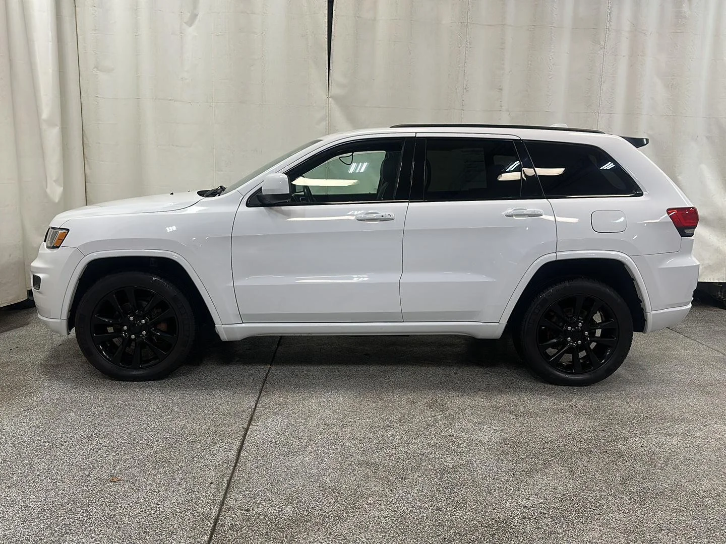 Used 2018 Jeep Grand Cherokee Altitude with VIN 1C4RJFAG4JC215755 for sale in Waconia, Minnesota