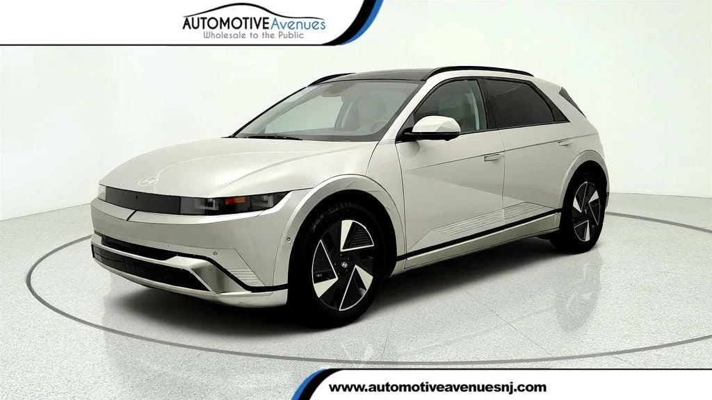 Used 2025 Cyber Gray Hyundai Limited RWD image 1
