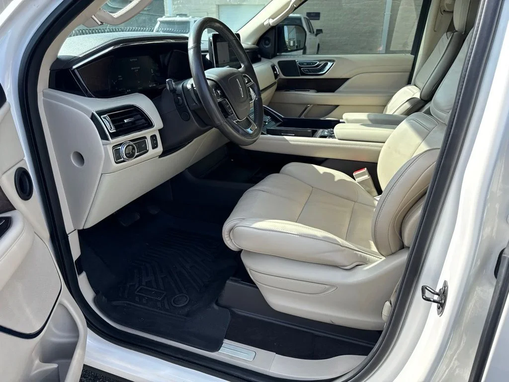 Used 2018 White Platinum Clearcoat Metallic Lincoln Select image 10