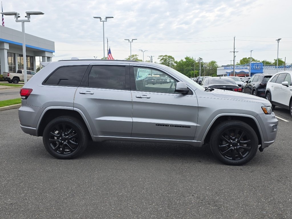 Used 2019 Billet Silver Metallic Clear Coat Jeep Altitude image 18