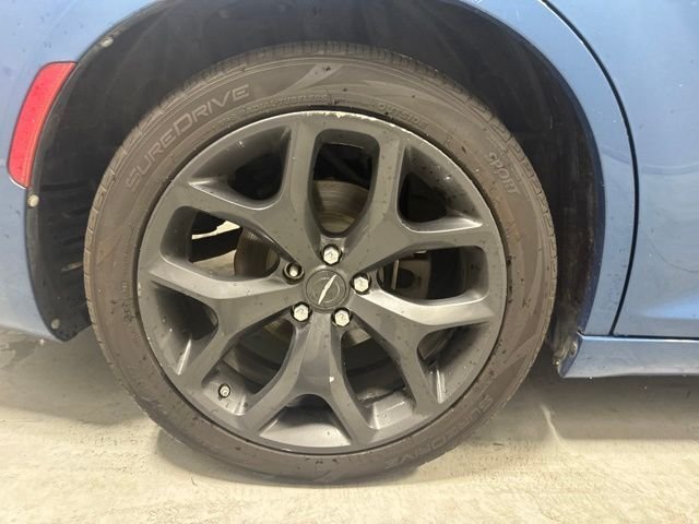 Used 2020  Chrysler Touring image 6