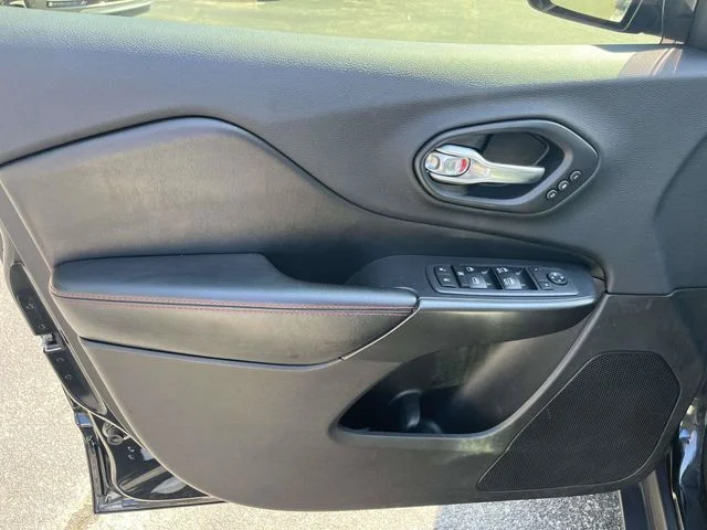 Used 2019 Diamond Black Jeep Trailhawk image 17