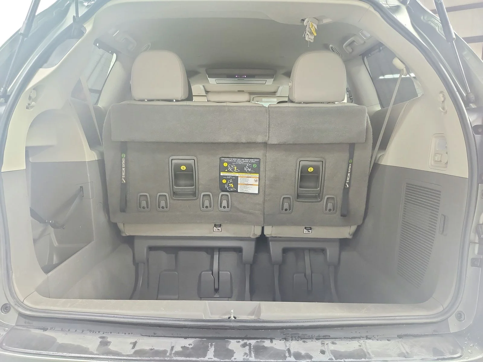 Used 2020 Green Toyota XLE Premium image 47