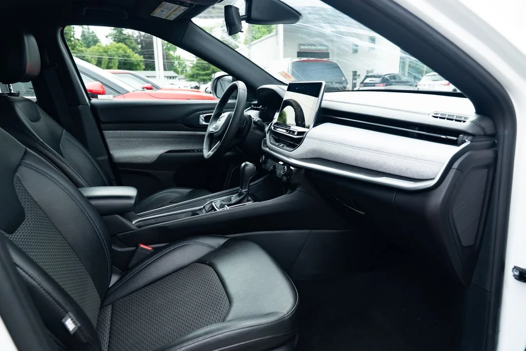 Used 2024 White Jeep Latitude image 25
