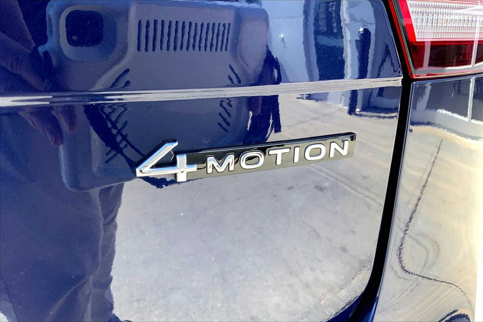 Used 2024 Atlantic Blue Metallic Volkswagen SEL R-Line image 9