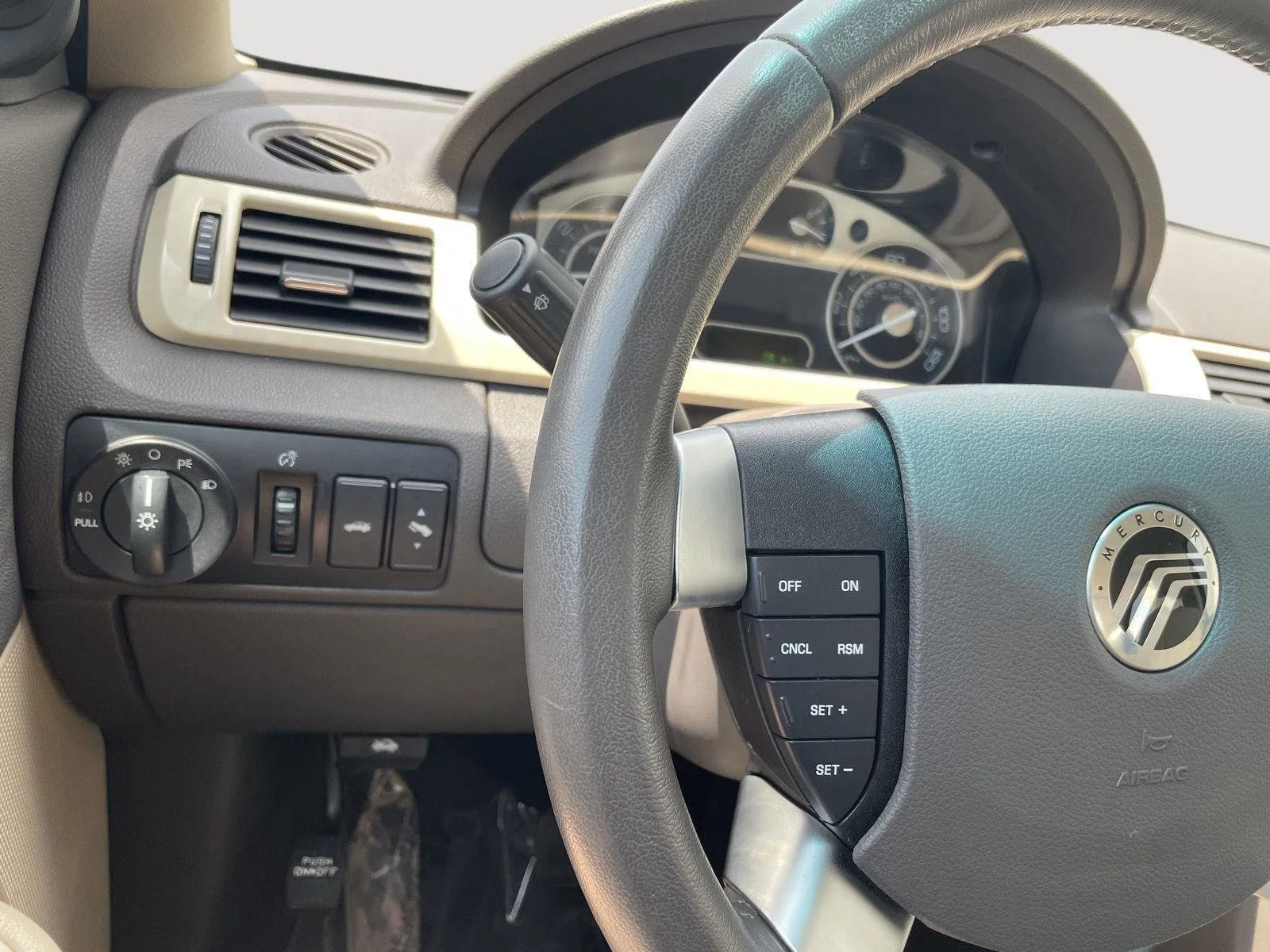 Used 2009  Mercury Premier image 4