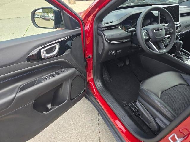New 2026 Red Hot Pearl-Coat Exterior Paint Jeep Latitude image 11