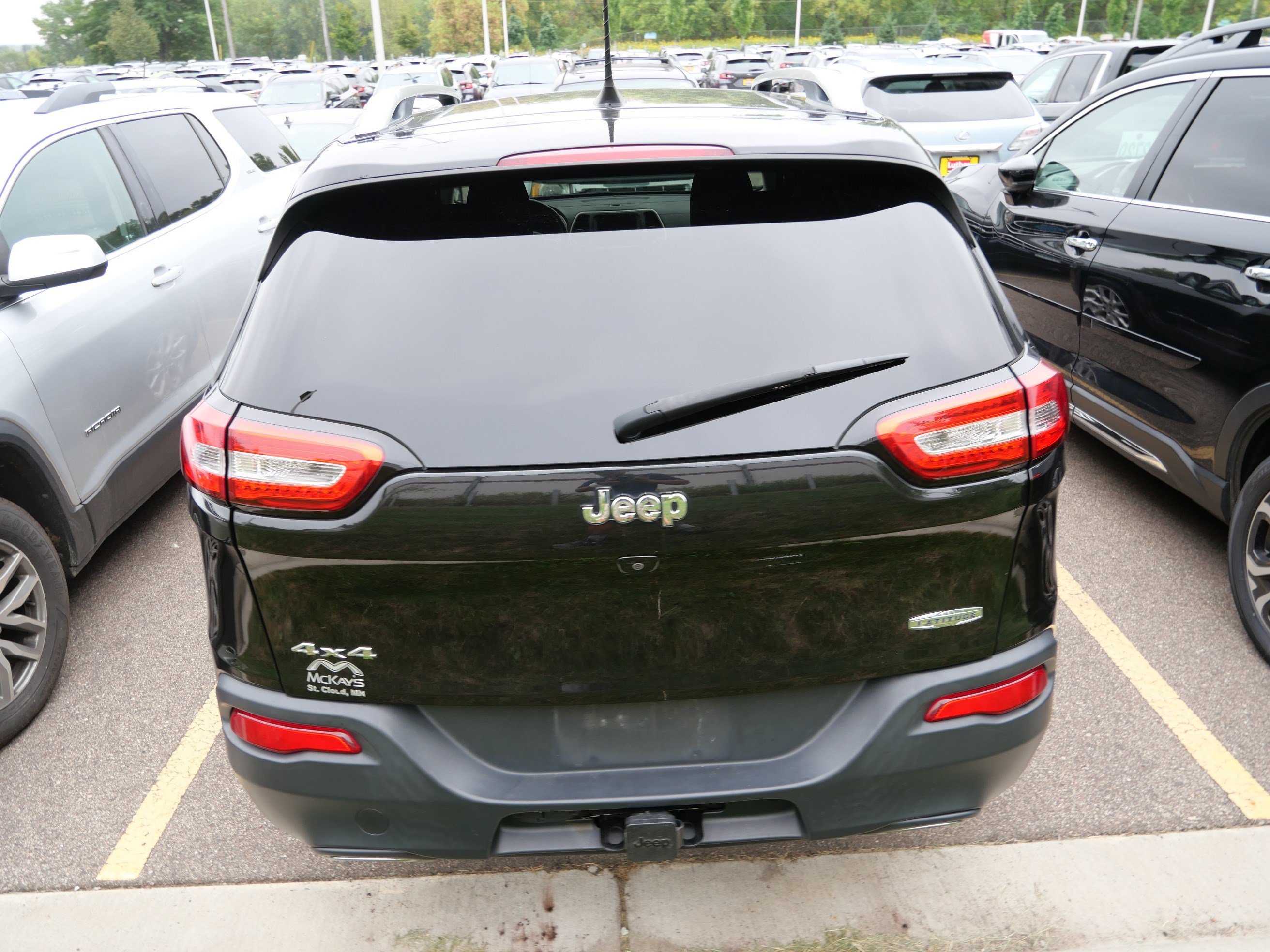 Used 2016 Brilliant Black Crystal Pearlcoat Jeep Latitude image 6