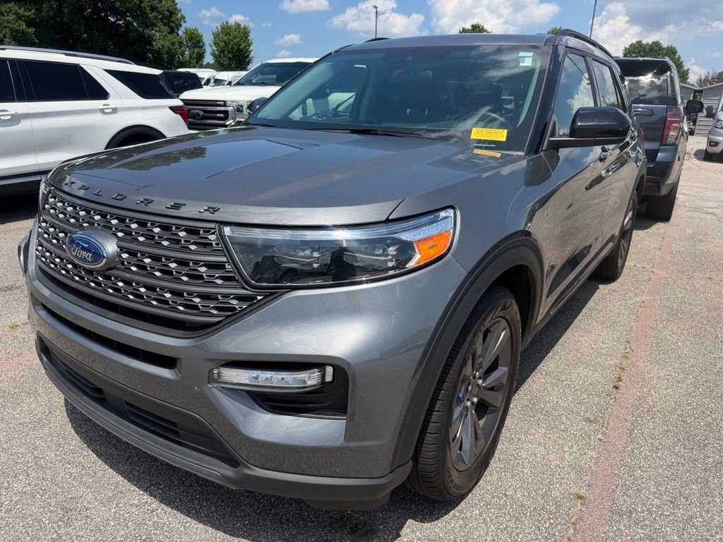 Used 2023 Gray Ford XLT image 2