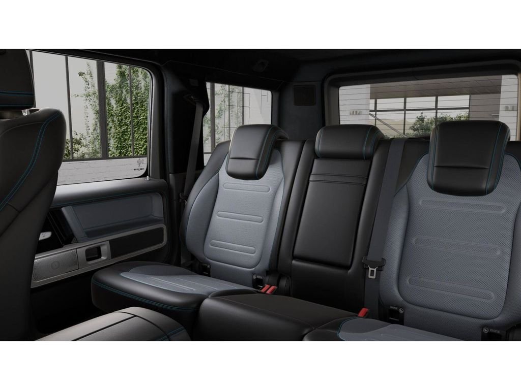 Used 2025 MANUFAKTUR Moonlight White Magno Mercedes-Benz G 580 image 5
