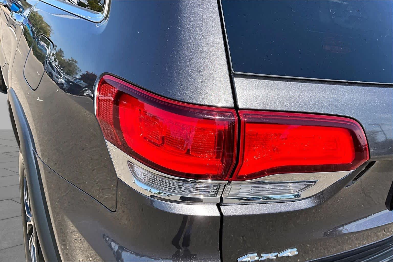 Used 2020 Granite Crystal Metallic Clearcoat Jeep Limited image 28