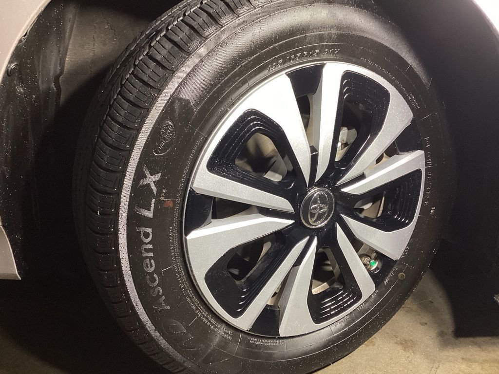 Used 2018 Silver Toyota Advanced image 7