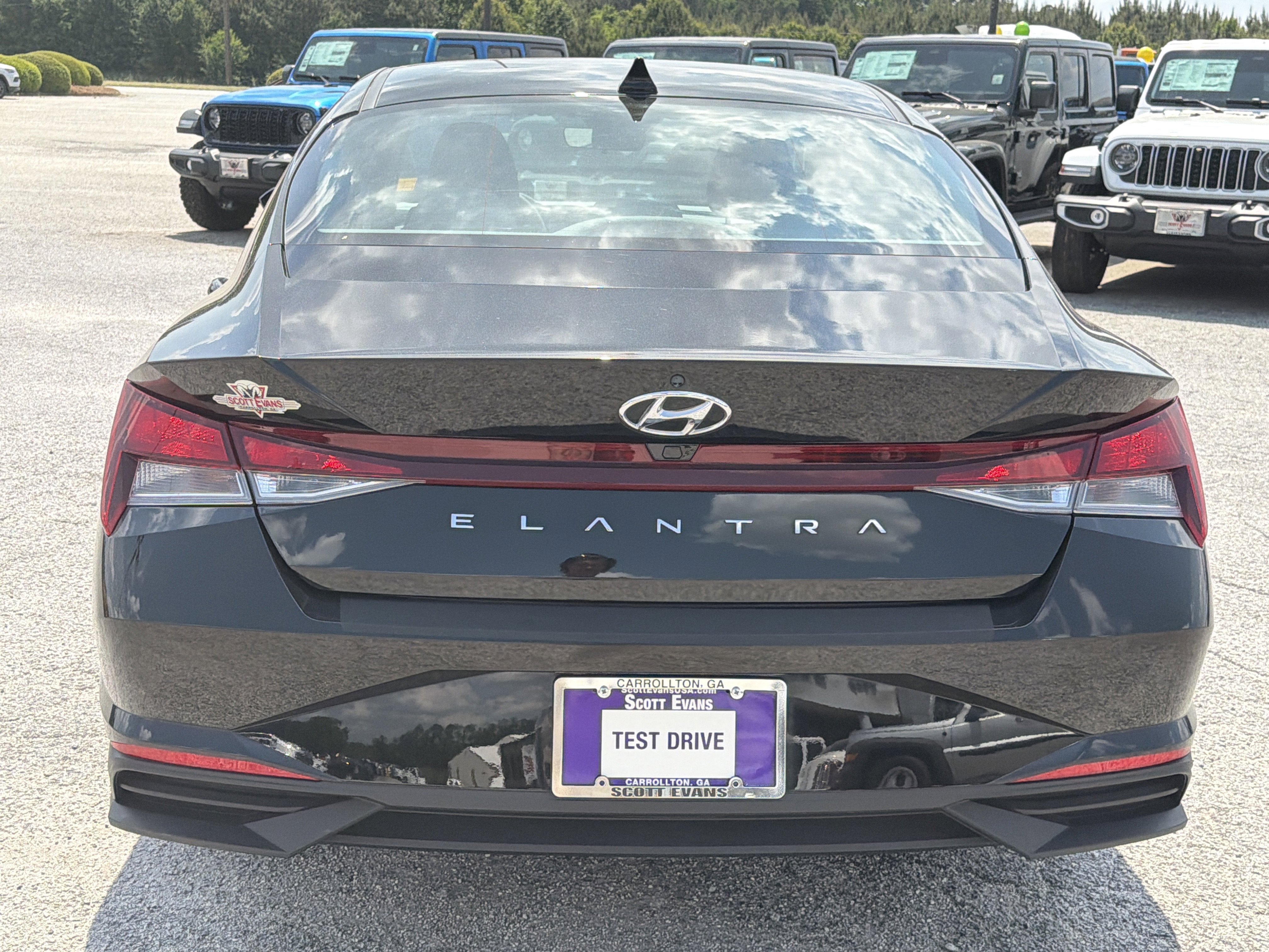 Used 2022 Phantom Black Hyundai SEL image 7