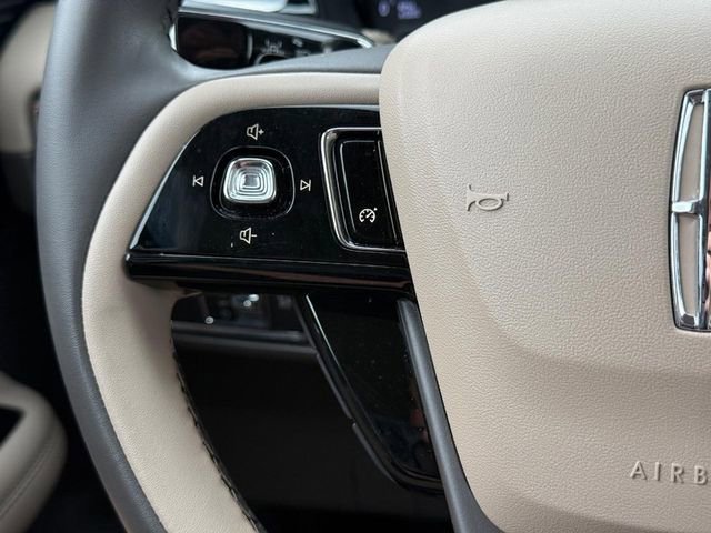 Used 2022 White Lincoln Standard image 13