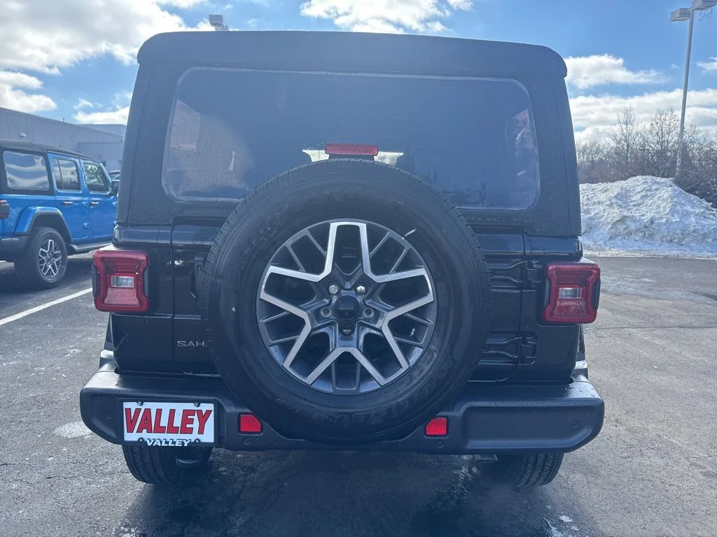 2025 Jeep Wrangler 4-Door Sahara - Photo 13