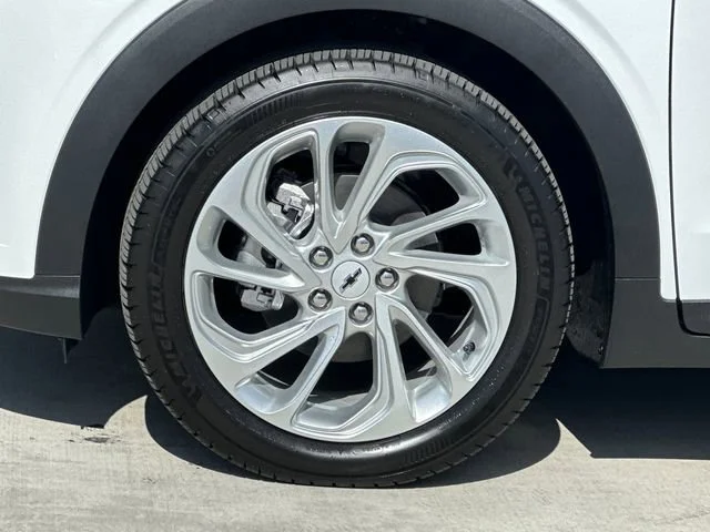 New 2027 Summit White Chevrolet LT image 26