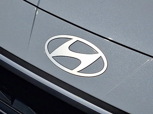 New 2025 White Hyundai SE image 20
