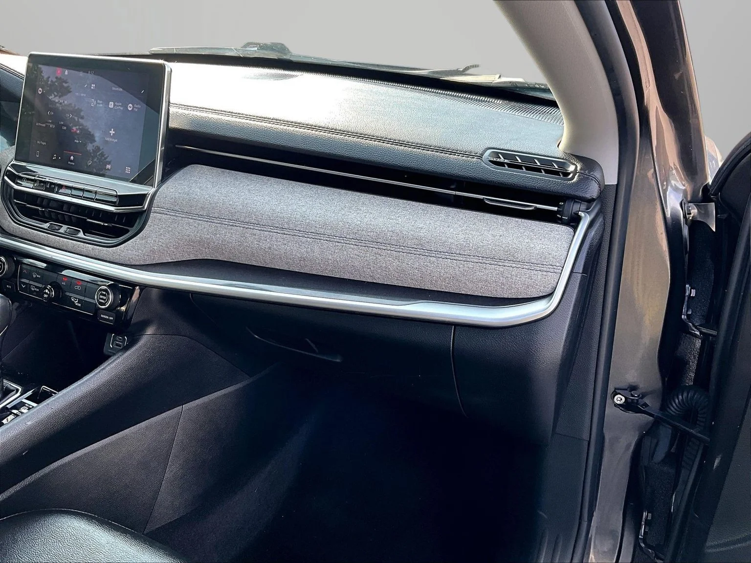 Used 2022 Gray Jeep Latitude image 15