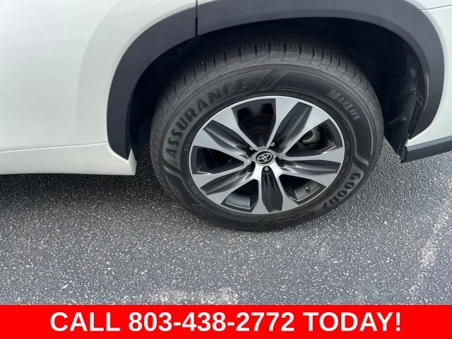 Used 2020 White Toyota XLE image 32