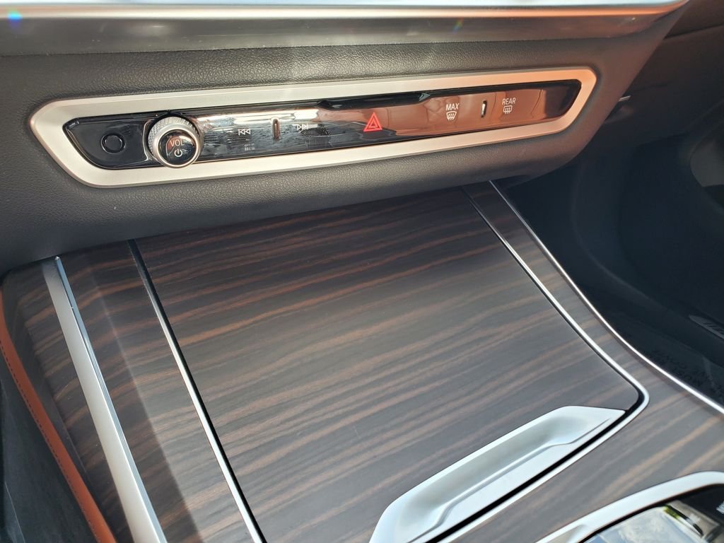 Used 2025 Green BMW M60i image 31