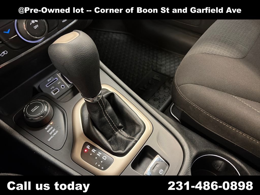 Used 2016 Gray Jeep Altitude image 26