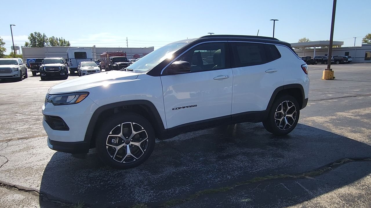 New 2026 Bright White Clear-Coat Exterior Paint Jeep Limited image 4