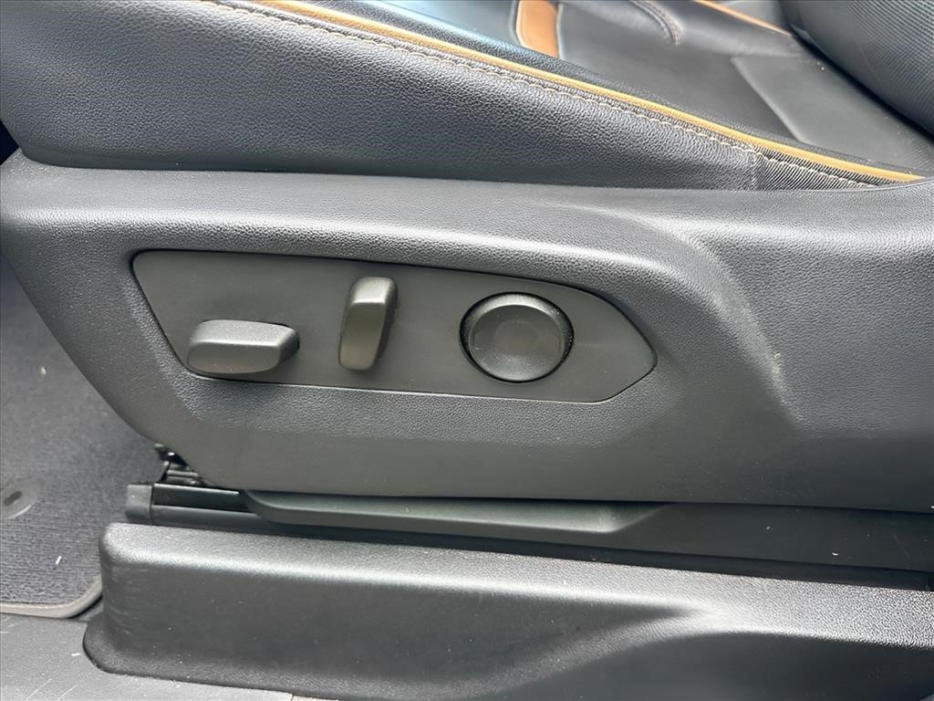 Used 2022 White Frost Tricoat GMC AT4 image 20