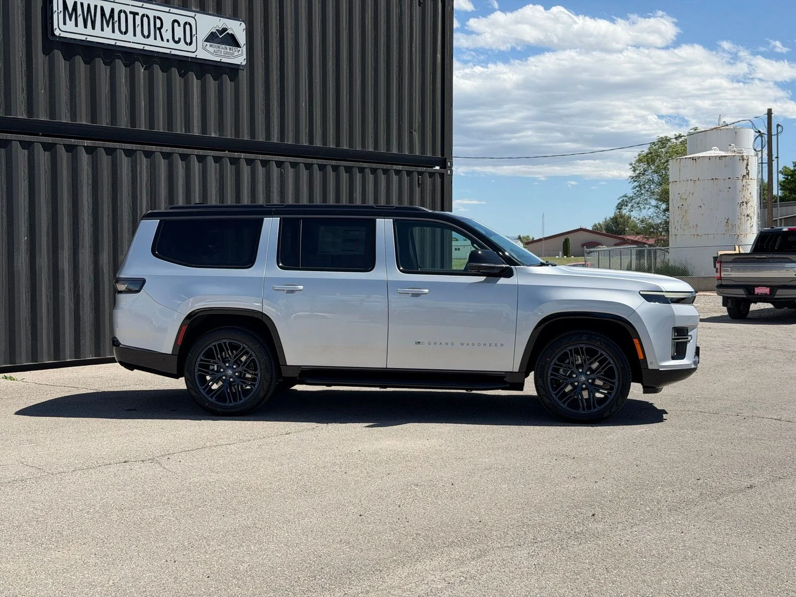 New 2026 Silver-Zynith Exterior Paint Jeep  image 6
