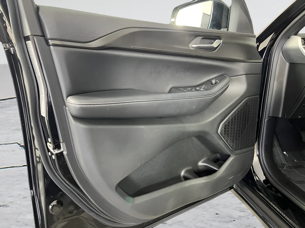 Used 2023 Black Jeep Altitude X image 17