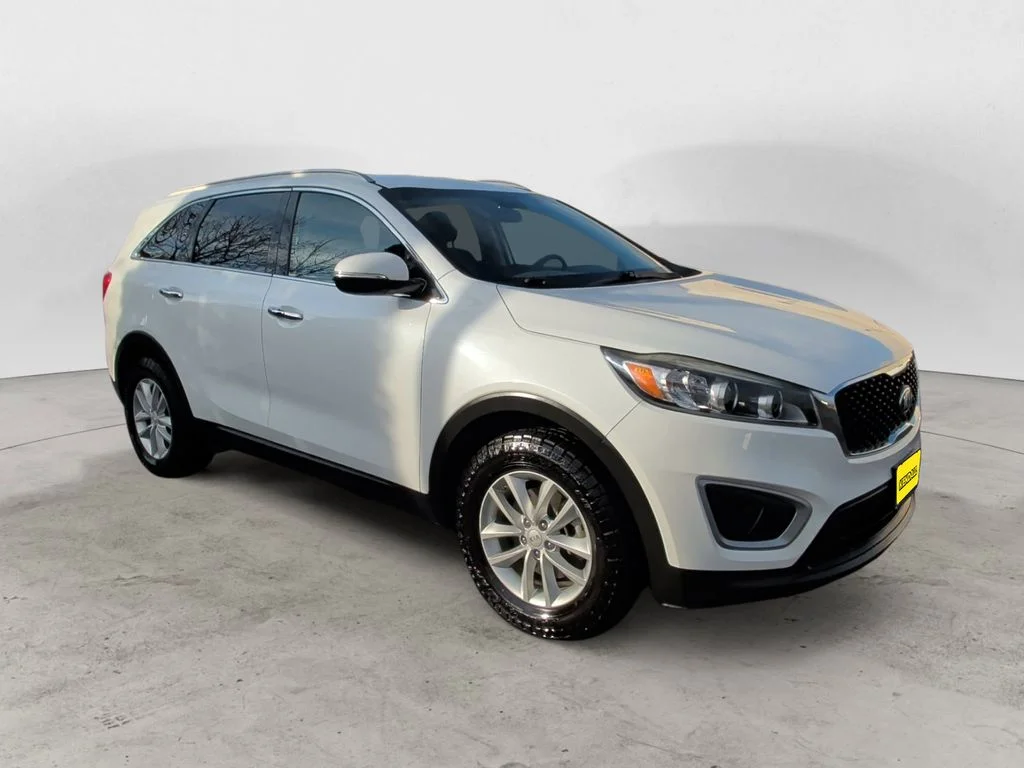 Used 2018 White Kia LX image 3