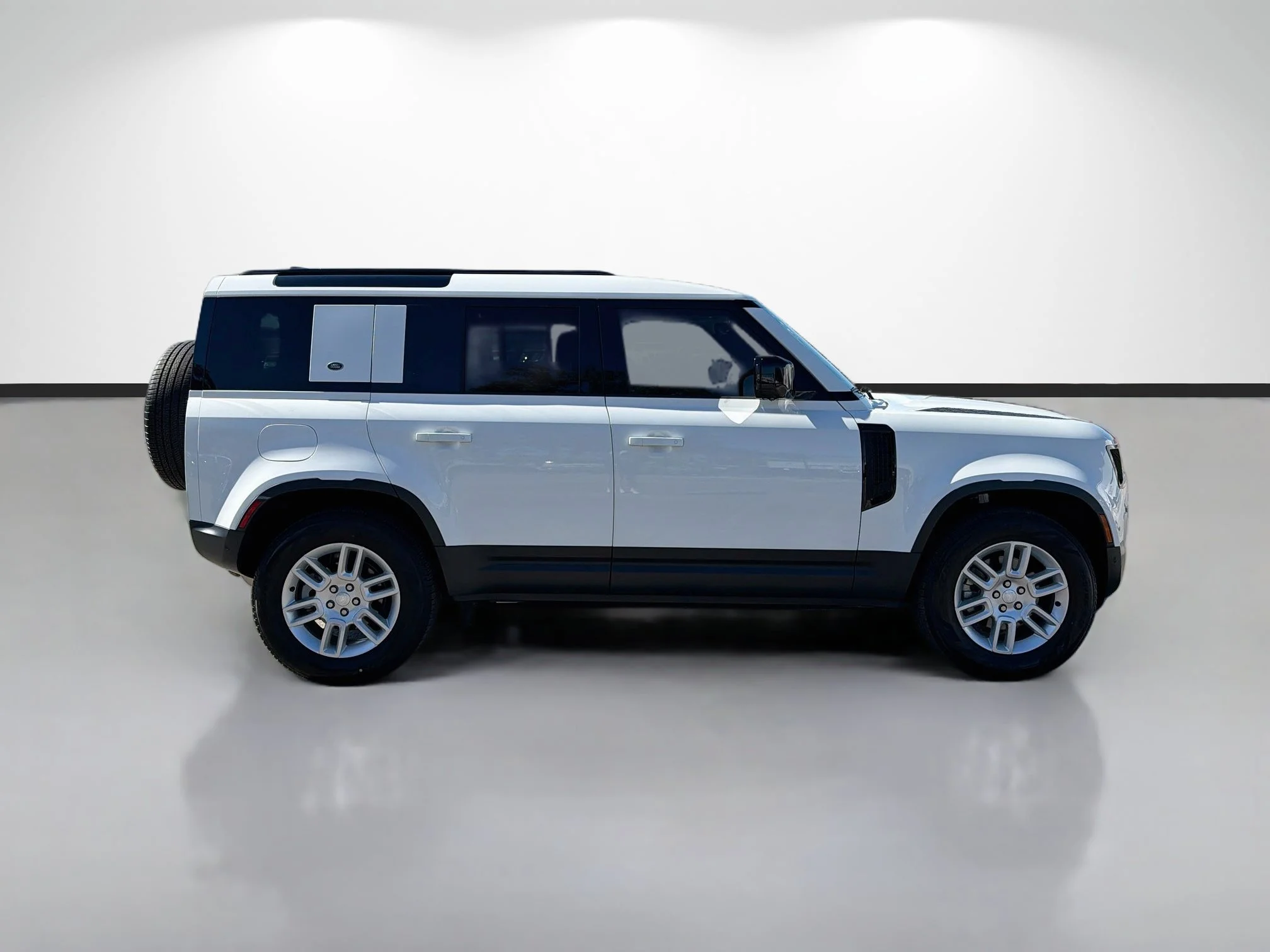 Certified Used 2024 Fuji White Land Rover S image 6