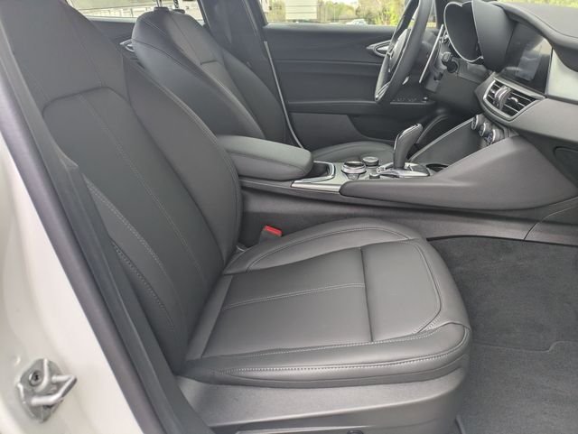 New 2025 Milano White Exterior Paint Alfa Romeo Base image 21
