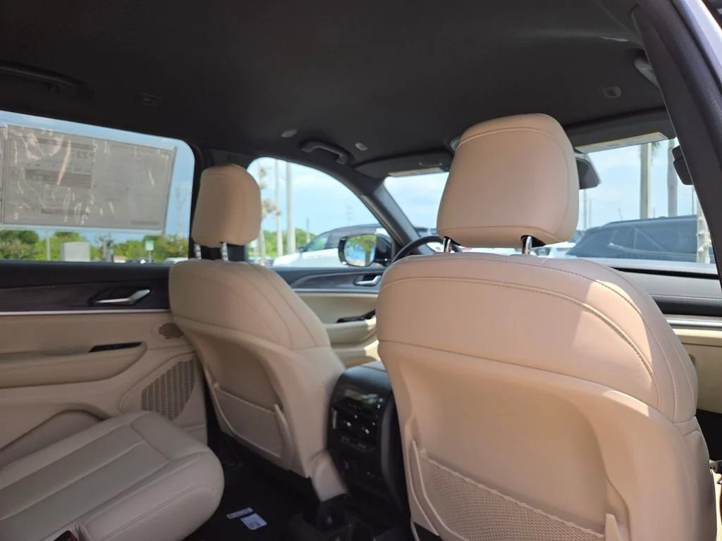 New 2026 Bright White Clear-Coat Exterior Paint Jeep Limited image 17