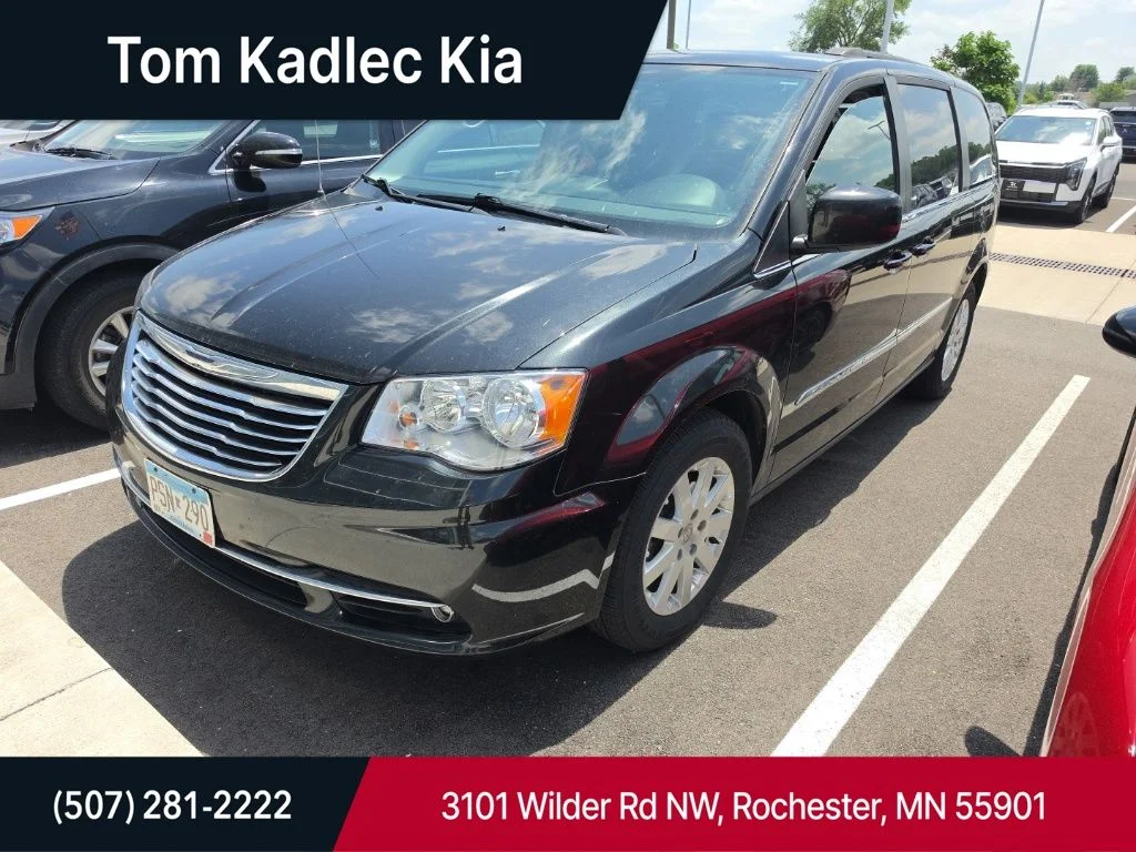 2016 Chrysler Town & Country Touring's photo