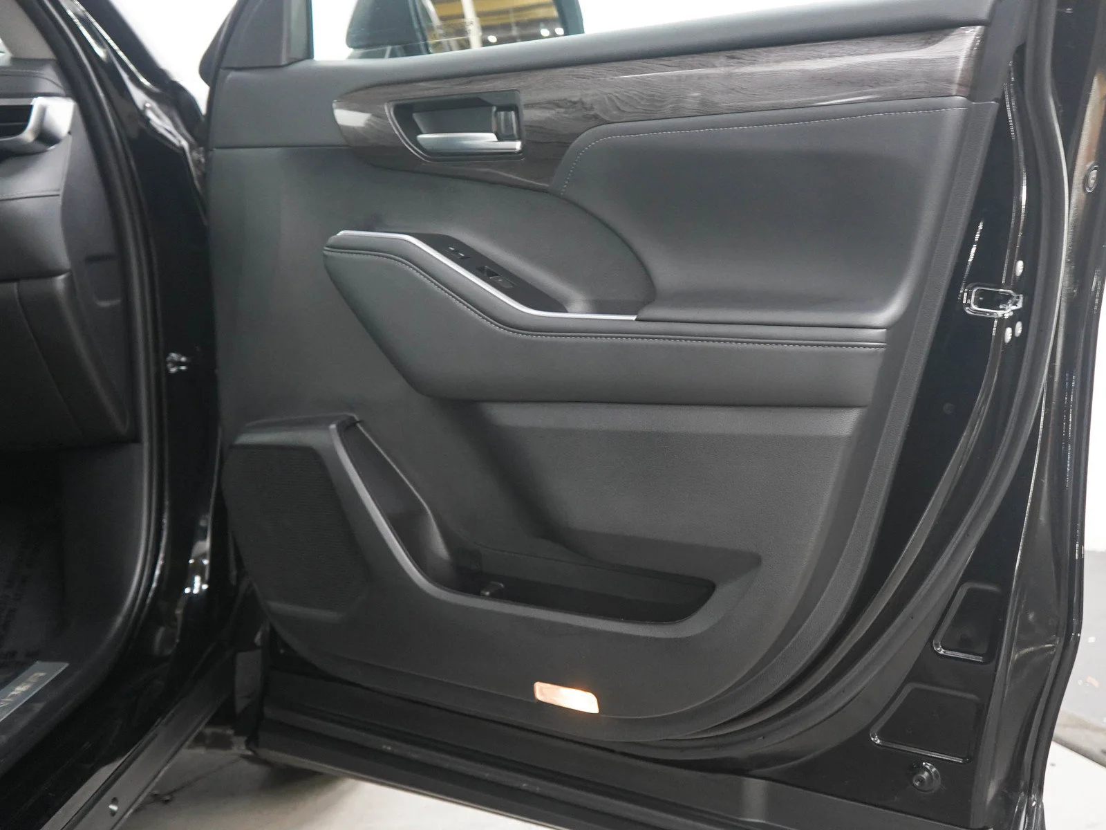 Used 2026  Toyota Hybrid Platinum image 9