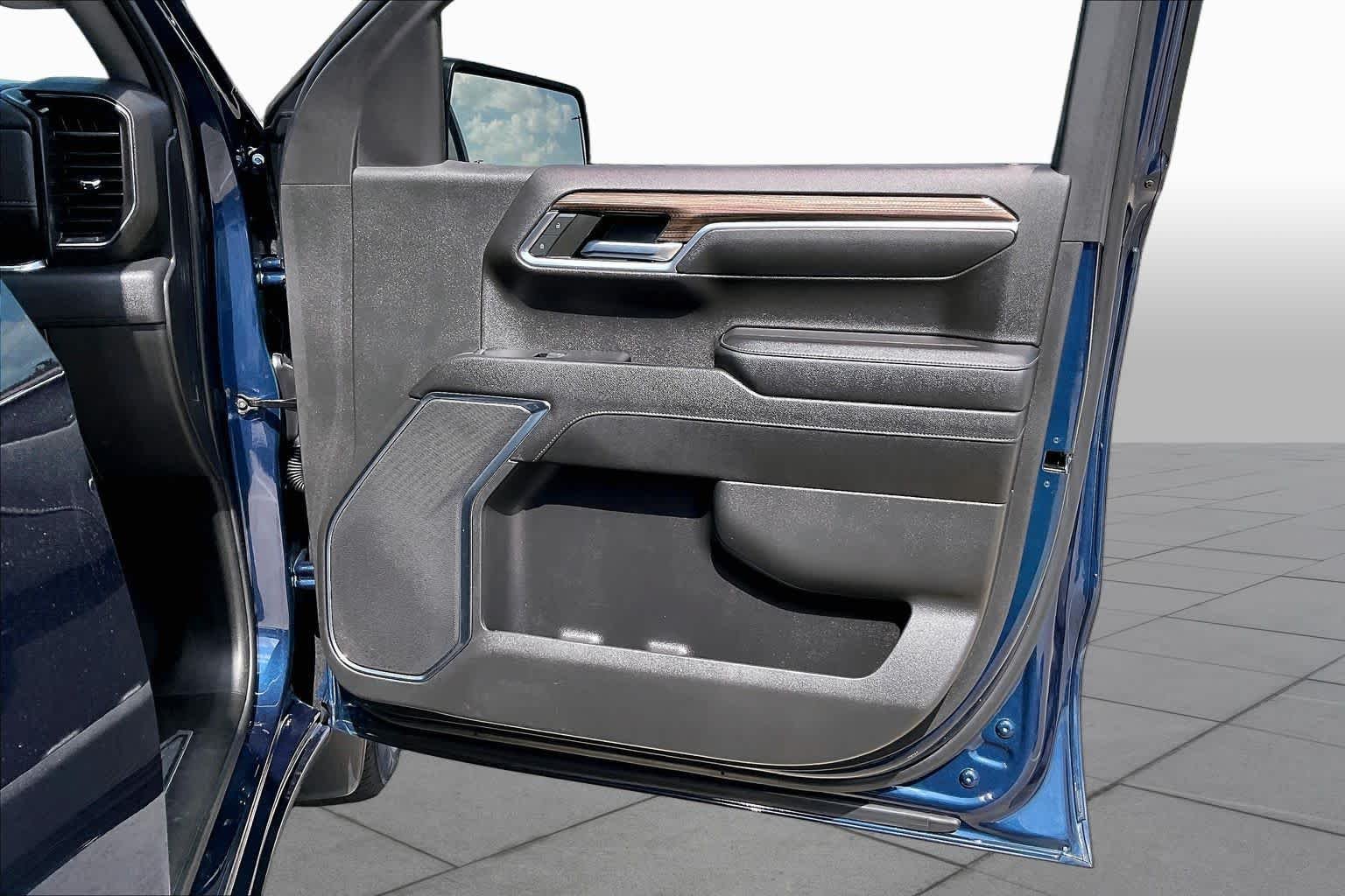 Used 2023 Northsky Blue Metallic Chevrolet LT image 22