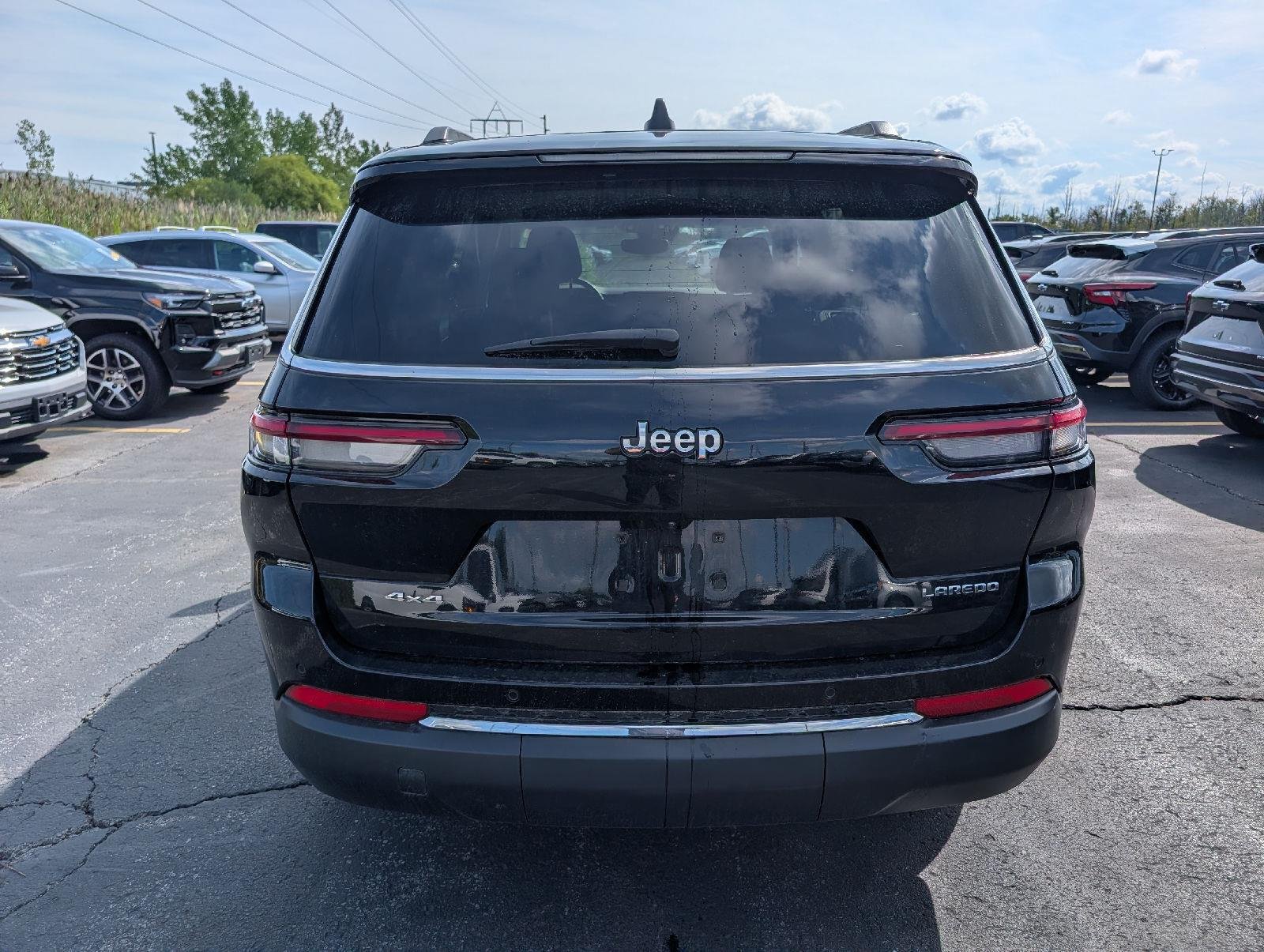 Used 2023 Diamond Black Crystal Pearlcoat Jeep Laredo image 6