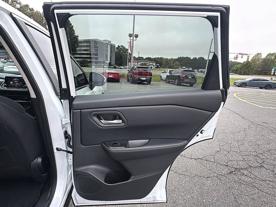 Used 2026 Everest White Pearl Tricoat Nissan SV image 28