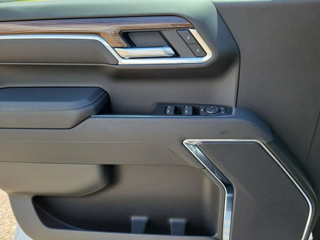 New 2026 Summit White Chevrolet LT (2FL) image 18