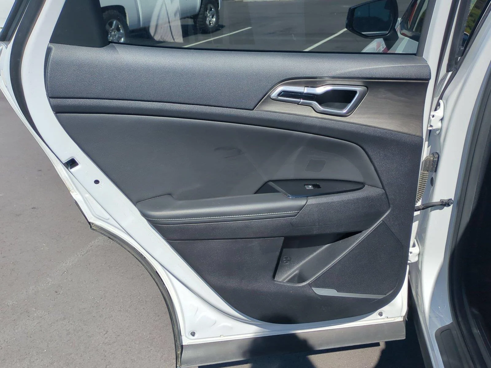 Used 2024 Glacial White Pearl Kia X-Line image 32