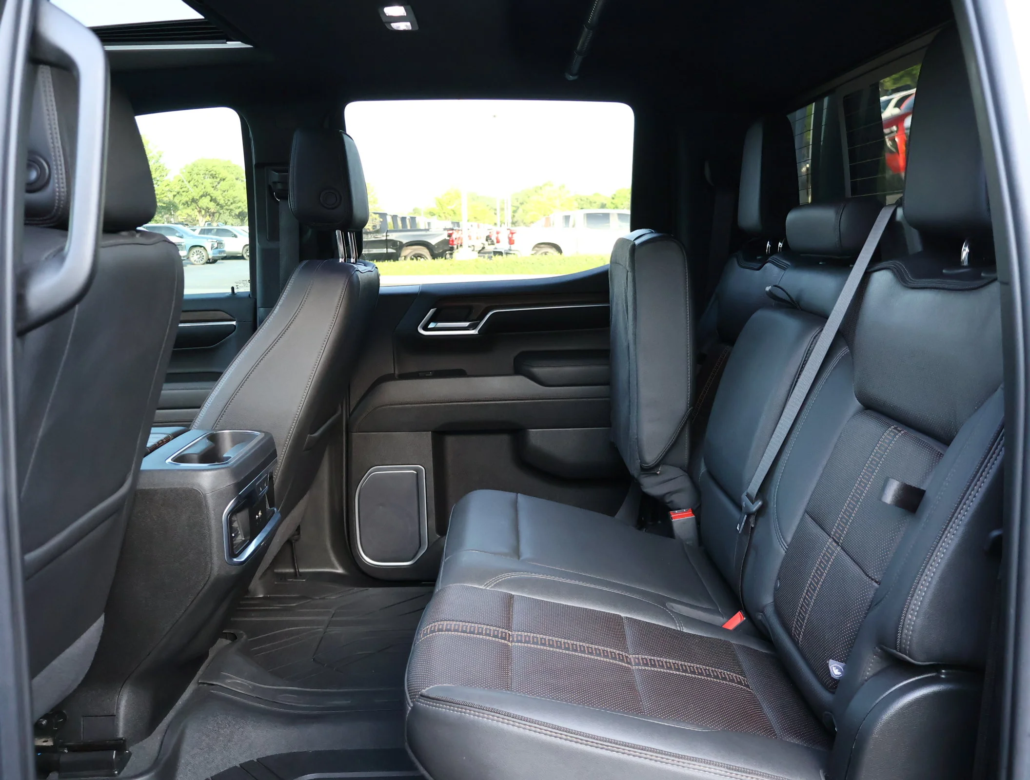 Used 2022 Iridescent Pearl Tricoat Chevrolet High Country image 27