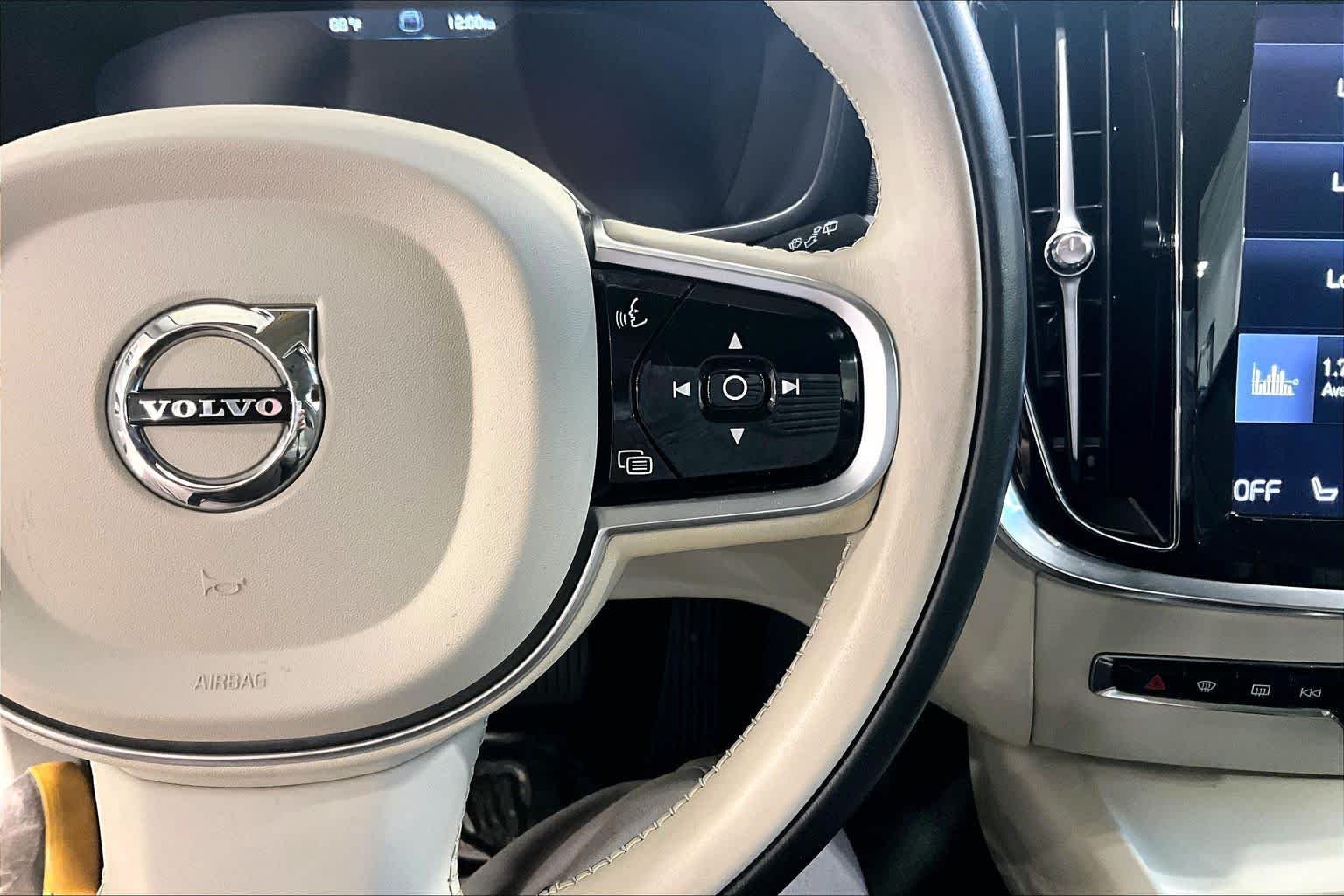 Used 2020 Pine Grey Metallic Volvo  image 24