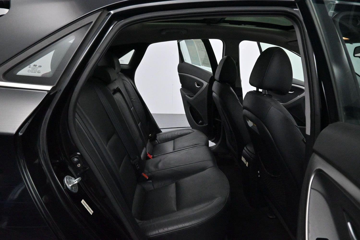 Used 2013 Black Noir Pearl Hyundai 5dr HB Auto PZEV image 29