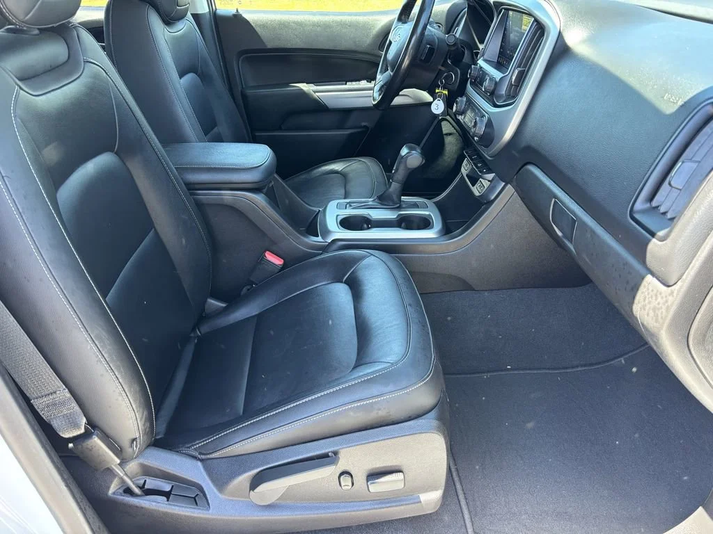 Used 2020 SUMMIT WHITE Chevrolet 4WD LT image 21