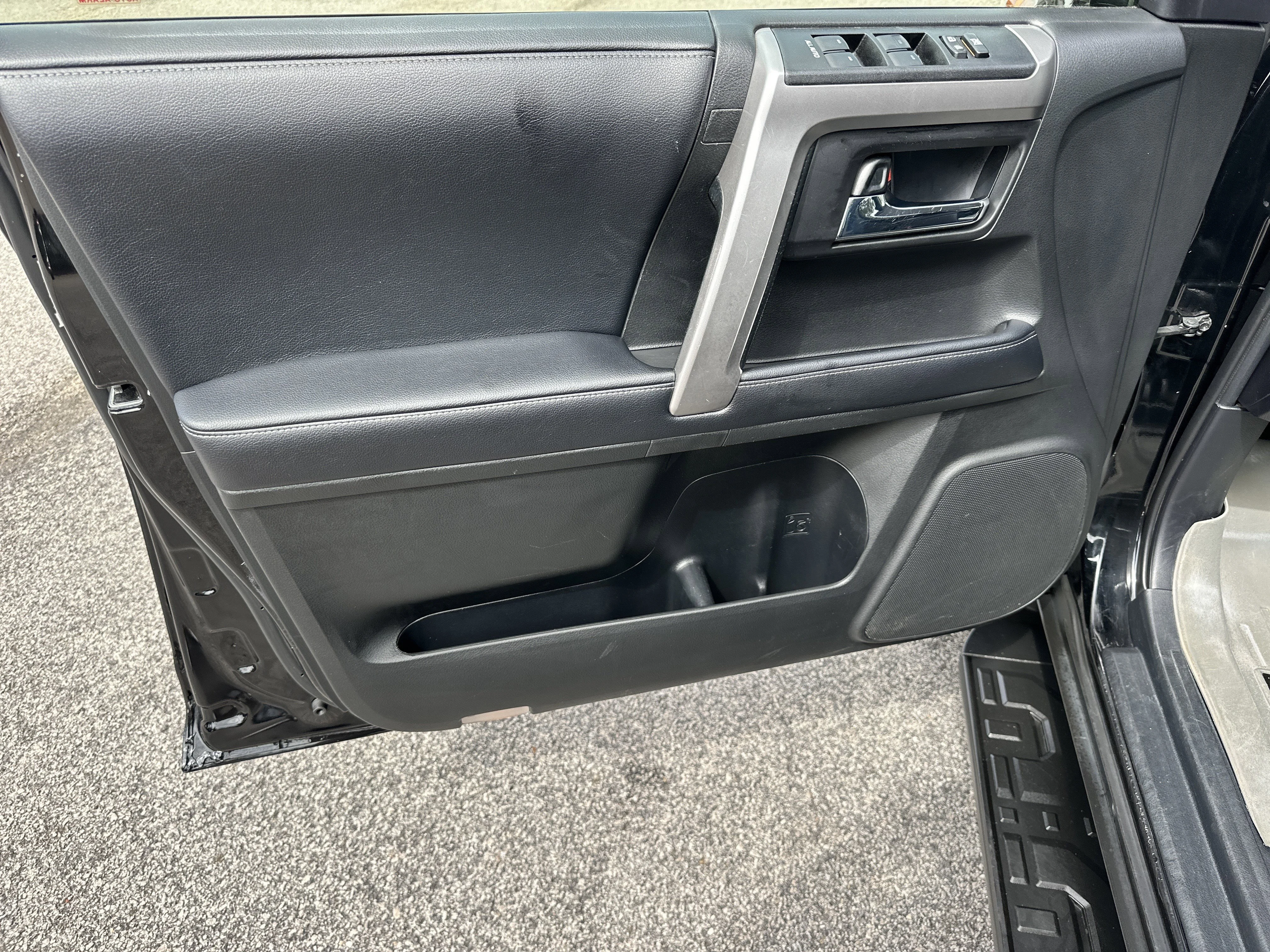 Used 2019 Midnight Black Metallic Toyota SR5 image 10
