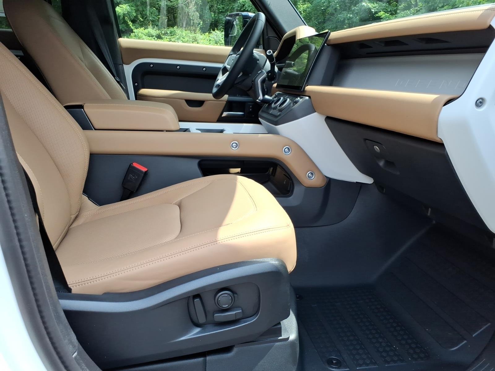 New 2026 Fuji White LAND ROVER X-Dynamic SE image 3