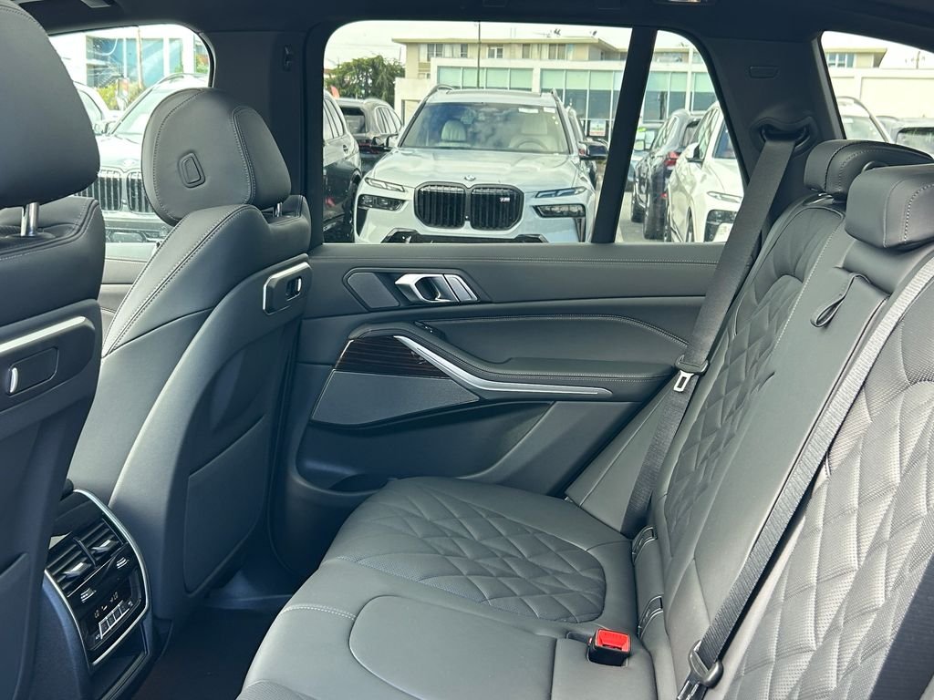 New 2026 Manhattan Green Metallic BMW xDrive50e image 30