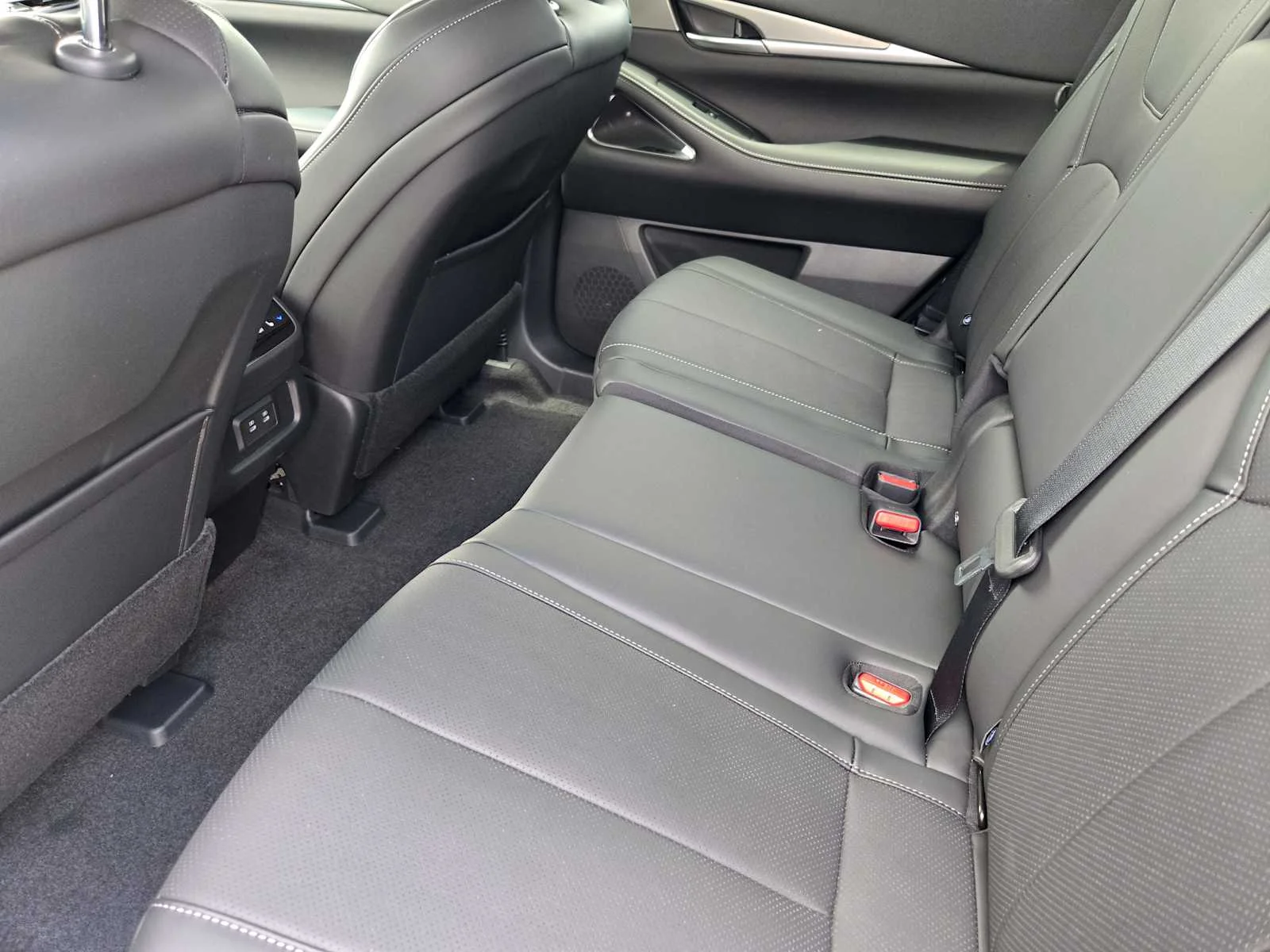 New 2027 RADIANT WHITE INFINITI Luxe FWD image 19