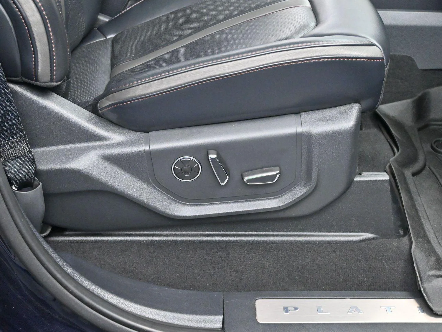 Used 2022 Antimatter Blue Metallic Ford Platinum image 36